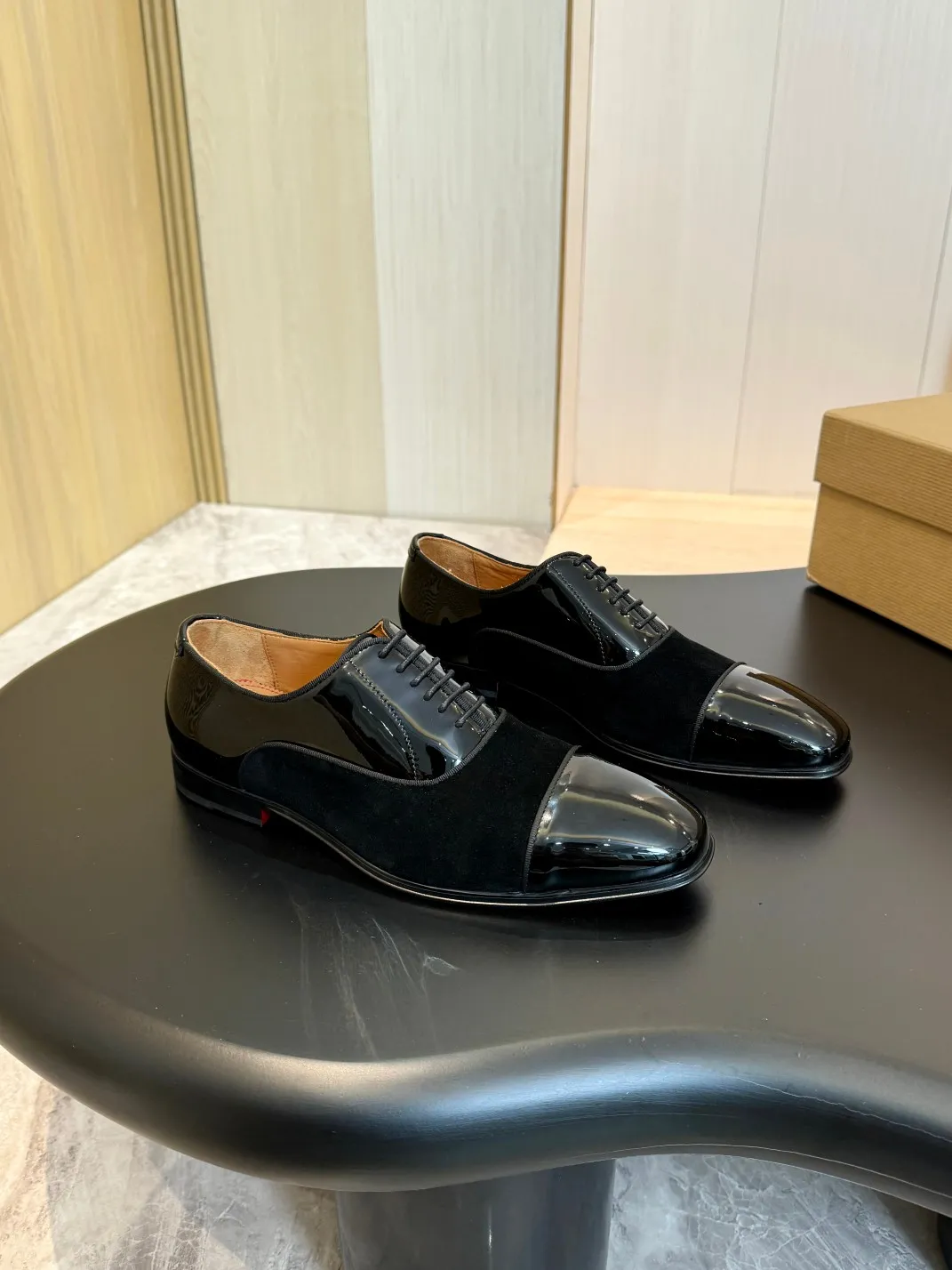 💰960 Christia*.Loubouti* high-end men's business formal leather shoes, original genuine cowhide red sole, imported Italian cowhide outsole, first-layer cowhide, water-dyed cowhide lining, high-end luxury. Size: 39-44 (customized at 38.45.46)✅